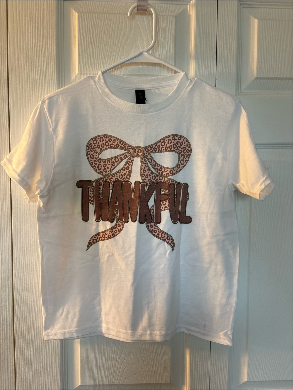 Youth White 'Thankful' Graphic Tee with Leopardw Bow